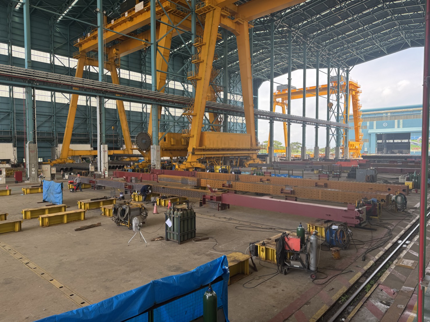 超大型箱型柱組立與噴塗